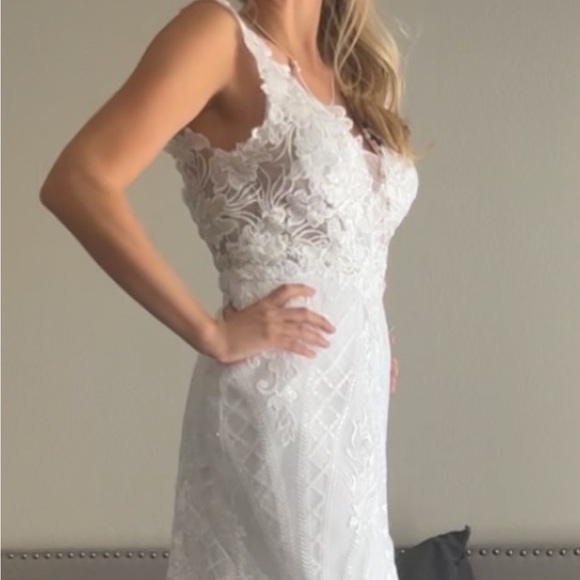 Bridal wedding dress never worn. Found something else I wanted. Color is white - Picture 4 of 7